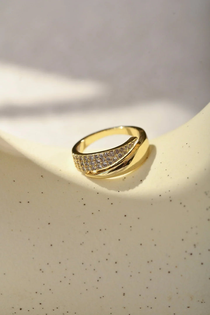 Elegant gold ring with sparkling stones
