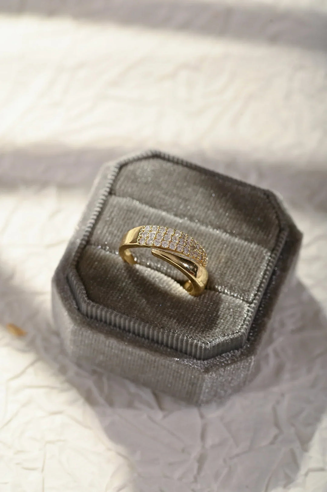 Elegant gold ring with sparkling stones