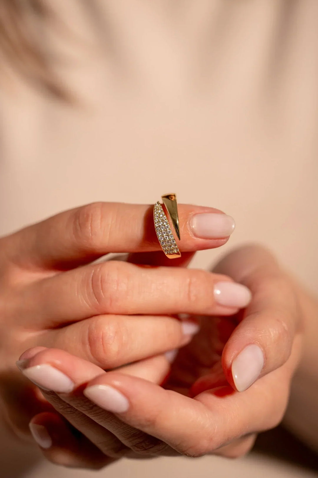Elegant gold ring with sparkling stones