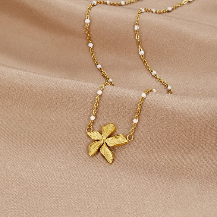 Elegant Gold Necklace with Flowers